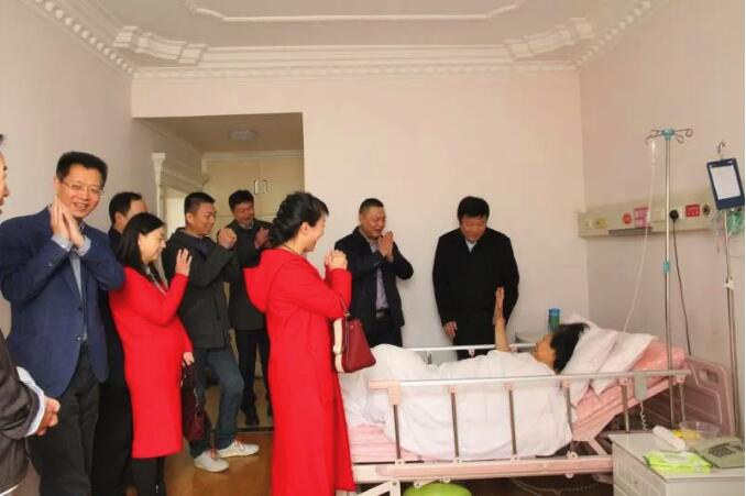 大年初一！公司領(lǐng)導(dǎo)為堅(jiān)守崗位的員工拜年！