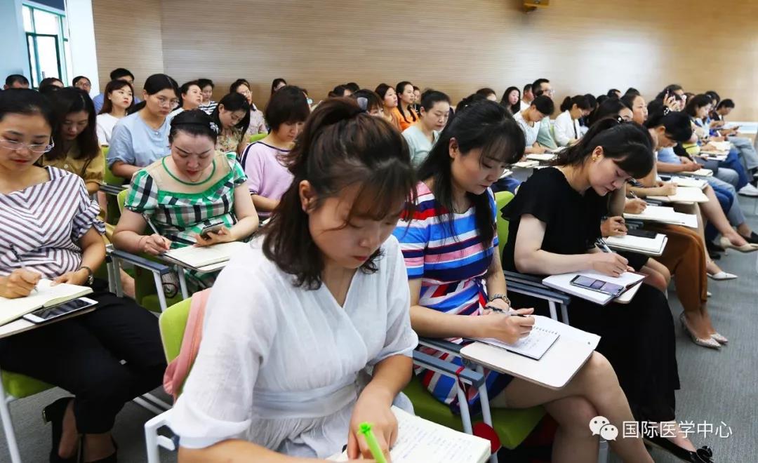 西安國際醫(yī)學(xué)中心舉辦為期兩天的科主任、護(hù)士長培訓(xùn)