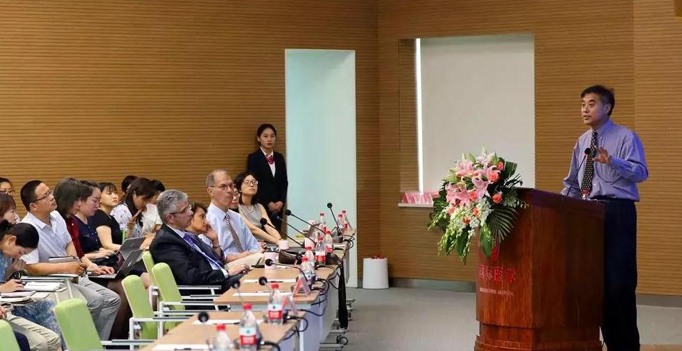 美國(guó)醫(yī)療專家走進(jìn)西安國(guó)際醫(yī)學(xué)中心，開(kāi)展國(guó)際醫(yī)療合作