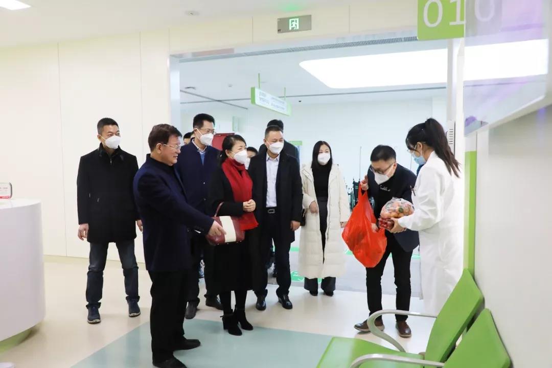 國(guó)際醫(yī)學(xué)領(lǐng)導(dǎo)慰問(wèn)一線工作者