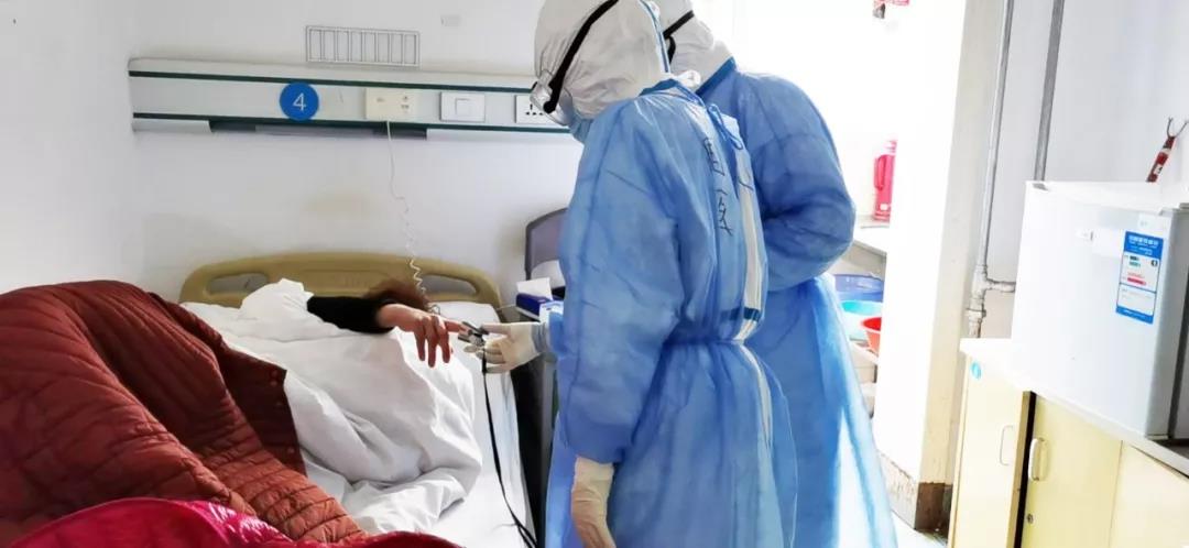 贊！醫(yī)護(hù)人員用方言為患者加油打氣