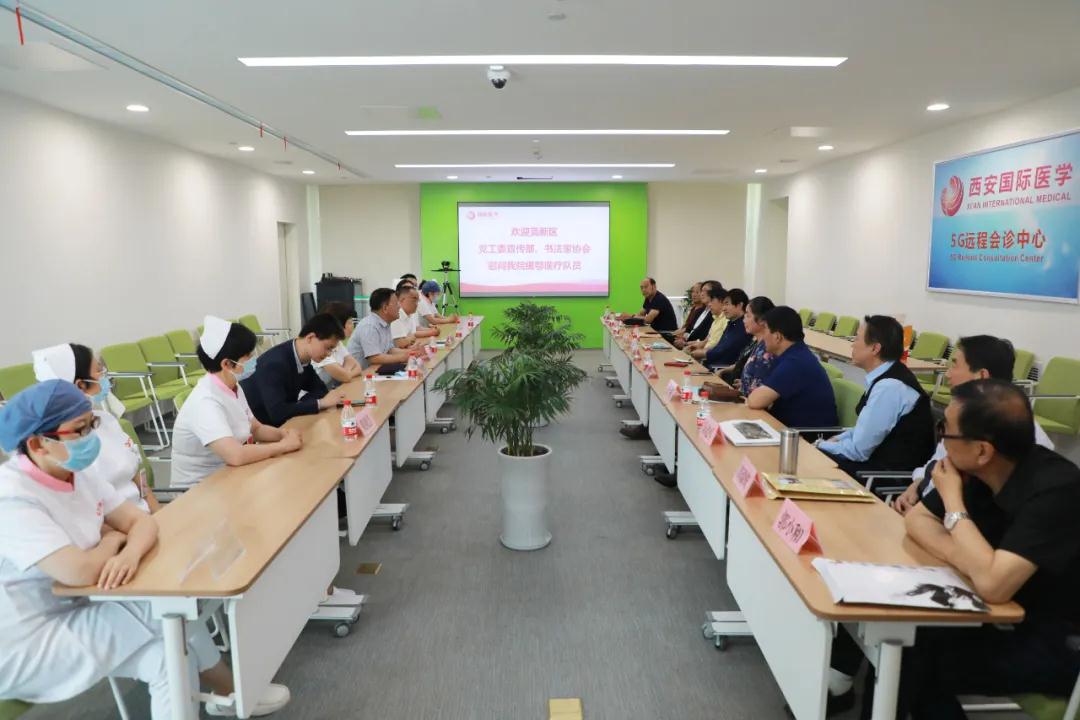 書法送祝福 筆墨贊英雄——西安高新區(qū)黨工委宣傳部、書法家協(xié)會(huì)一行致敬最美逆行者