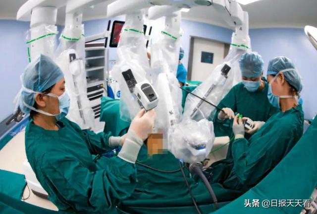 西安日?qǐng)?bào)——新一代達(dá)芬奇手術(shù)機(jī)器人，輔助婦科微創(chuàng)手術(shù)獲成功