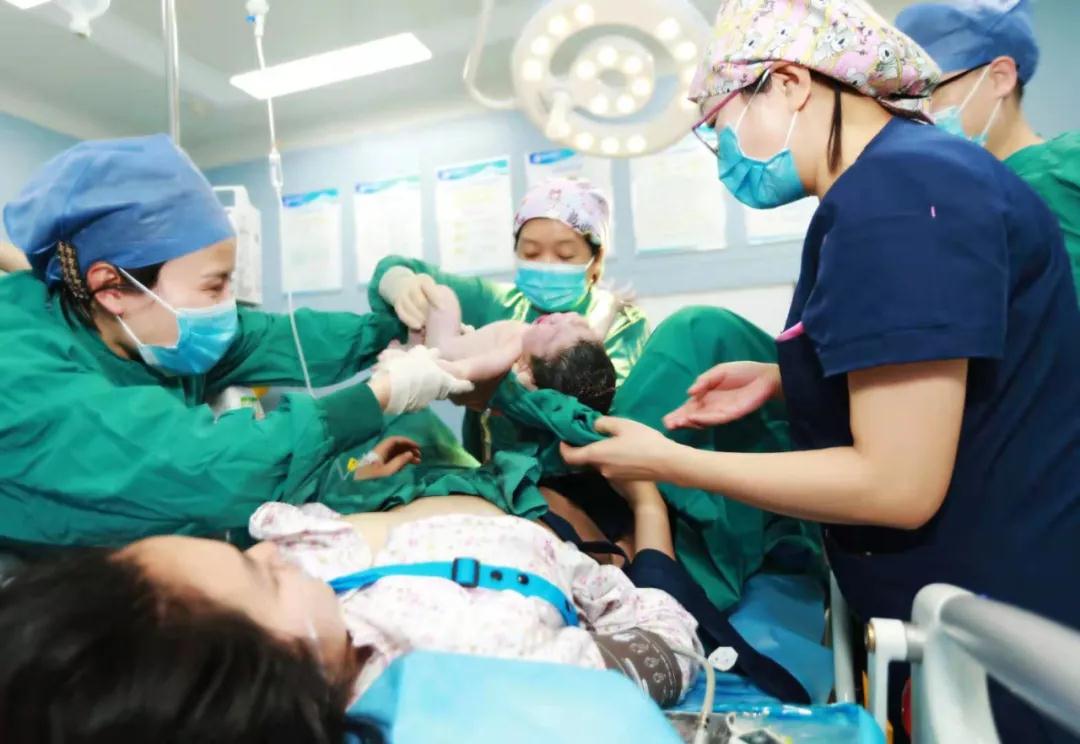 華商云健康—迎新春，西安國際醫(yī)學中心醫(yī)院第一個“金牛寶寶”來啦！