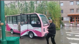 暖心！醫(yī)院下雨天安排擺渡車