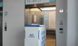 機(jī)器人成精啦！送藥還會坐電梯