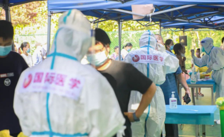 泡白的雙手，濕透的衣服，高溫天氣下的這些“大白”讓人心疼