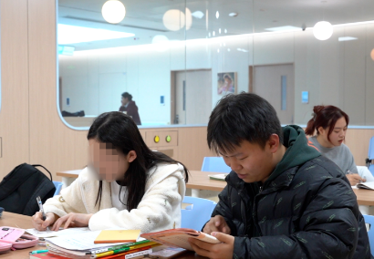 治療、學(xué)習(xí)兩不誤！病房里開啟了“小課堂”