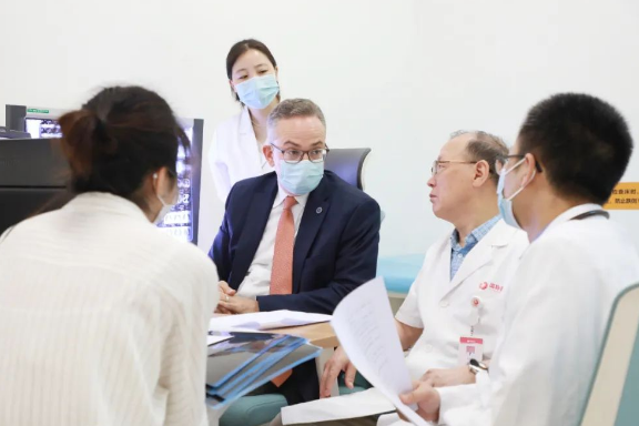 門診、查房、學(xué)術(shù)交流……全美排名第一的妙佑醫(yī)療國際專家團(tuán)隊(duì)參與“首屆國際醫(yī)學(xué)高峰論壇”國際診療日活動(dòng)