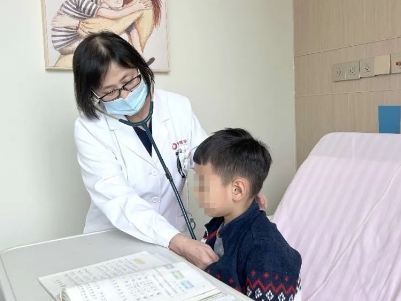 支原體肺炎來了！住院扎堆，學(xué)習(xí)桌搬到病房，孩子邊寫作業(yè)邊打點(diǎn)滴