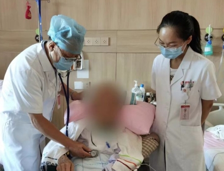 多次渡過險關(guān)，身患重疾的92歲老人在醫(yī)院度過了四個不平凡的生日