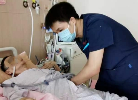 從呼吸困難到放聲歌唱，年近古稀的他用2個多月實現(xiàn)了……