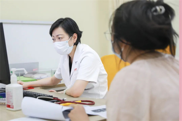 生長(zhǎng)發(fā)育、視力矯治、泌尿外科……暑假未到，兒科門診已排起長(zhǎng)隊(duì)